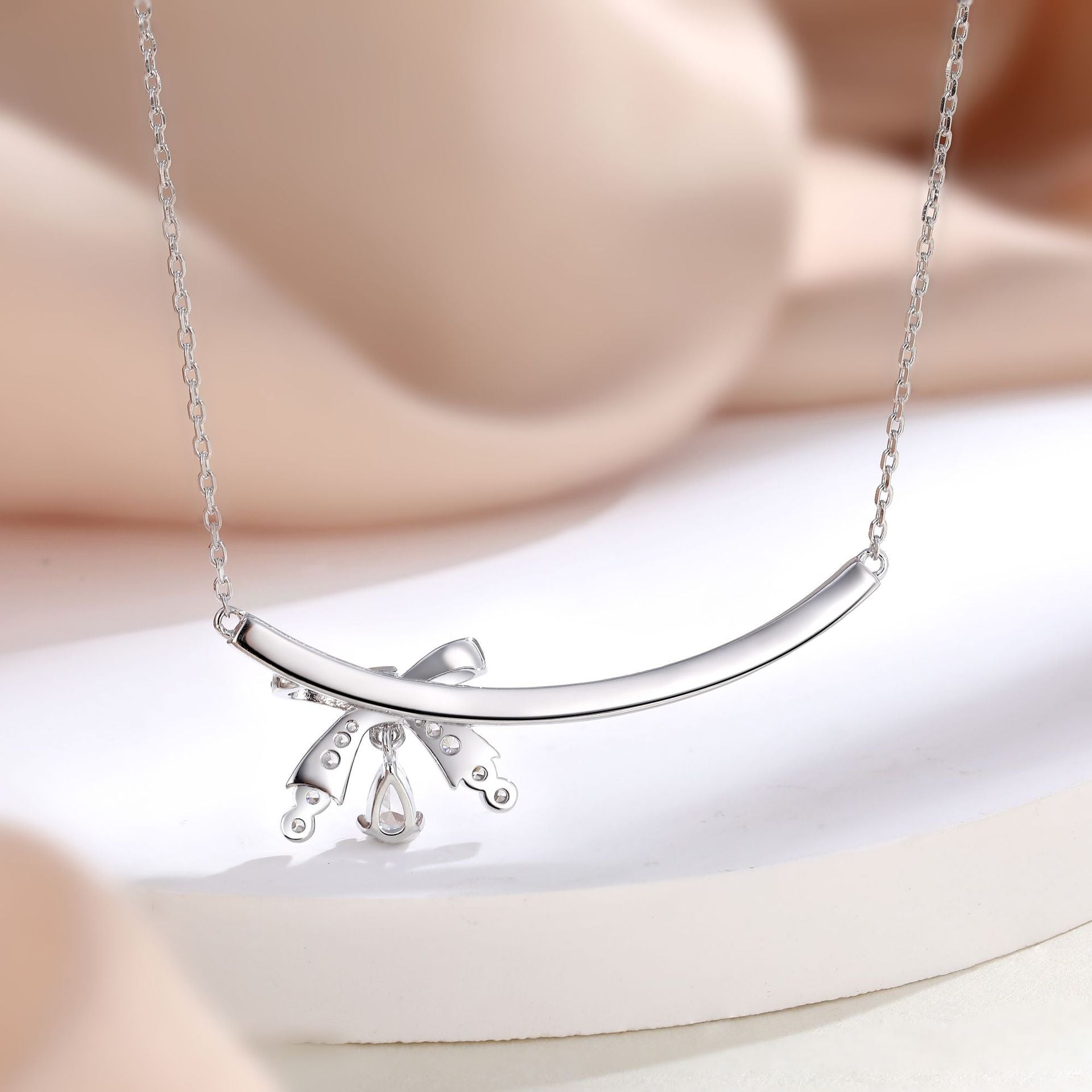 Damen Halskette mit elegantem Schleifenmotiv und funkelnden Zirkonia Shop Nory