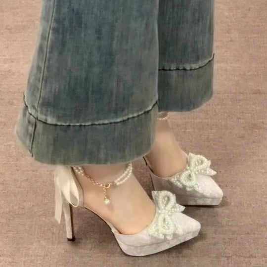 Damen Satin‑Pumps mit Spitzenüberzug, Perlen‑Schleifenapplikation und Perlenschnürchen Shop Nory