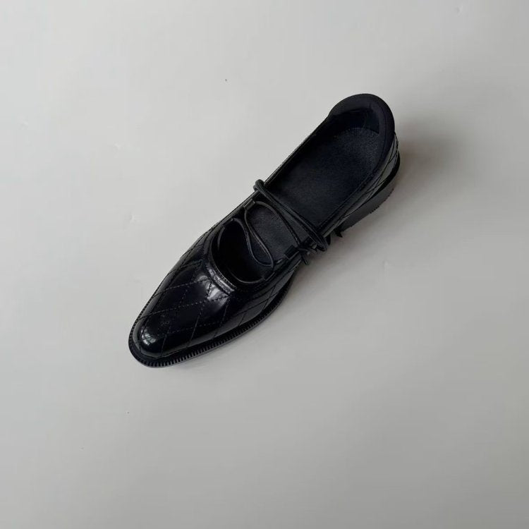 Damen Gepolsterte Mary-Jane Ballerina in Steppoptik mit Lackfinish und zarten Schnürriemen Shop Nory