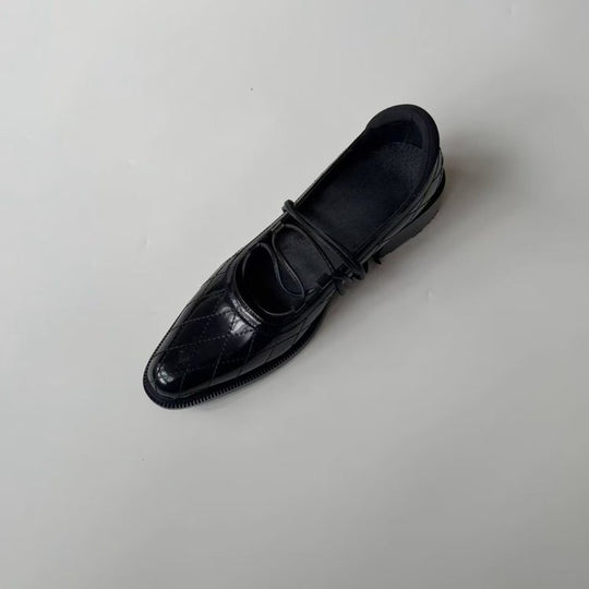 Damen Gepolsterte Mary-Jane Ballerina in Steppoptik mit Lackfinish und zarten Schnürriemen Shop Nory