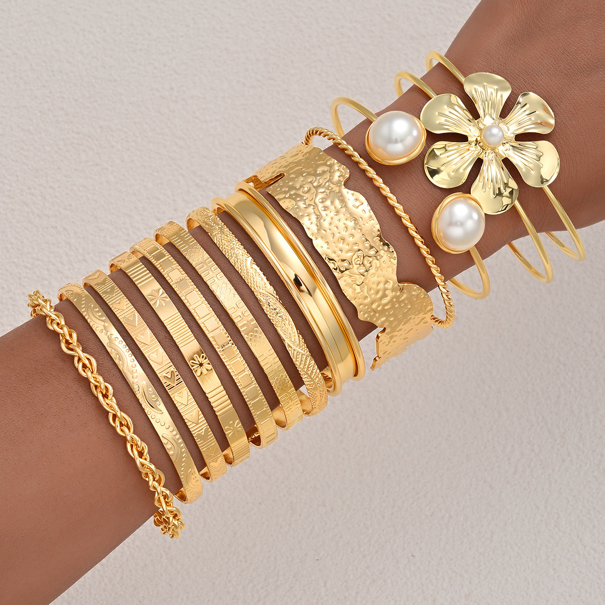 Damen Armreifen-Set mit extravaganten Designs und eleganten Perlenakzenten Shop Nory