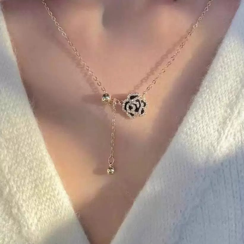 Damen Halskette mit filigranem Rosenanhänger und elegantem Design Shop Nory