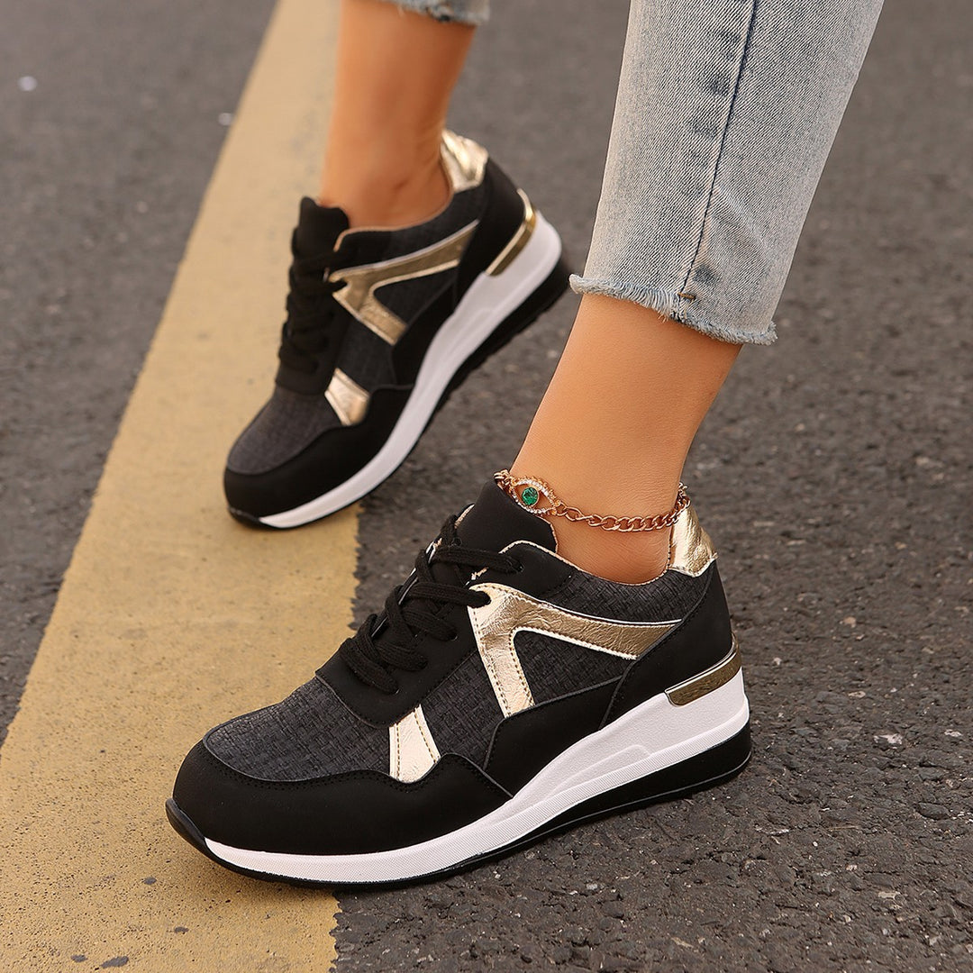 Damen sportlicher Keil-Sneaker mit gepolstertem Memory-Fußbett und eleganten Metallic-Akzenten Shop Nory