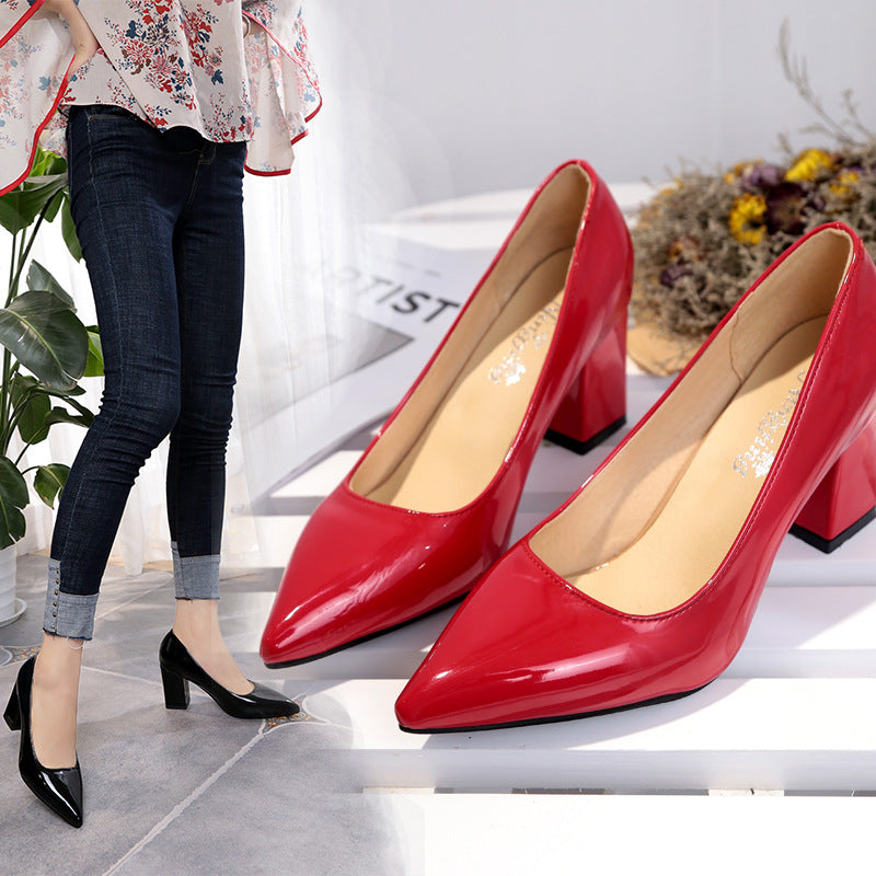 Damen Lack-Pumps mit spitzer Zehenpartie, mittelhohem Blockabsatz und gepolstertem Fußbett Shop Nory