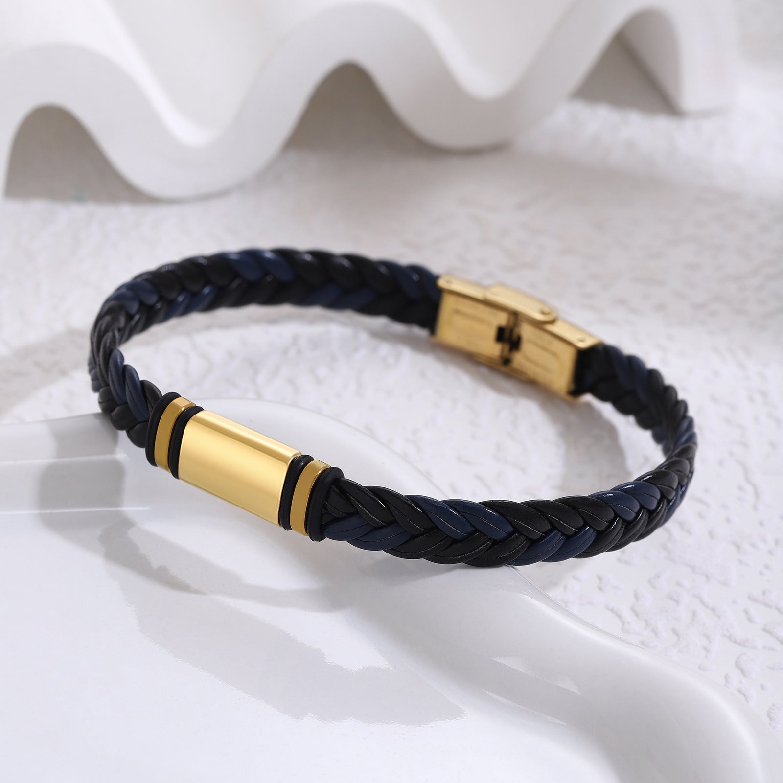 Herren geflochtenes Lederarmband mit goldenen Details Shop Nory