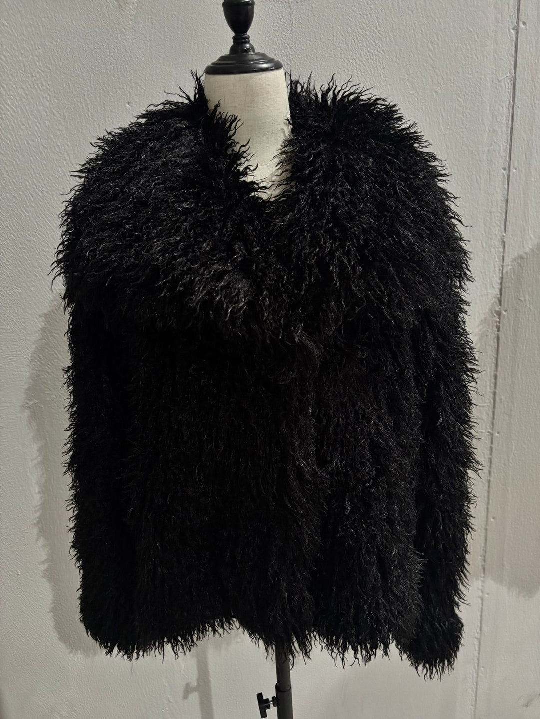 Damen Kurzbolero im Boxy-Cut aus veganem Shaggy-Kunstpelz mit XXL-Schalkragen Shop Nory