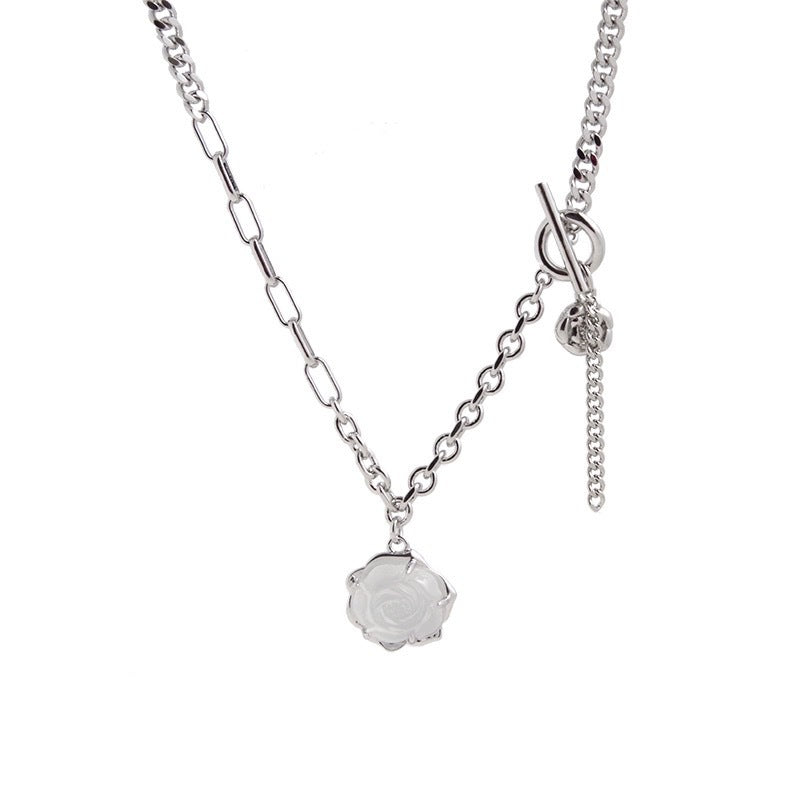 Damen Halskette mit filigranem Rosenanhänger und luxuriösem Metall-Shop Nory