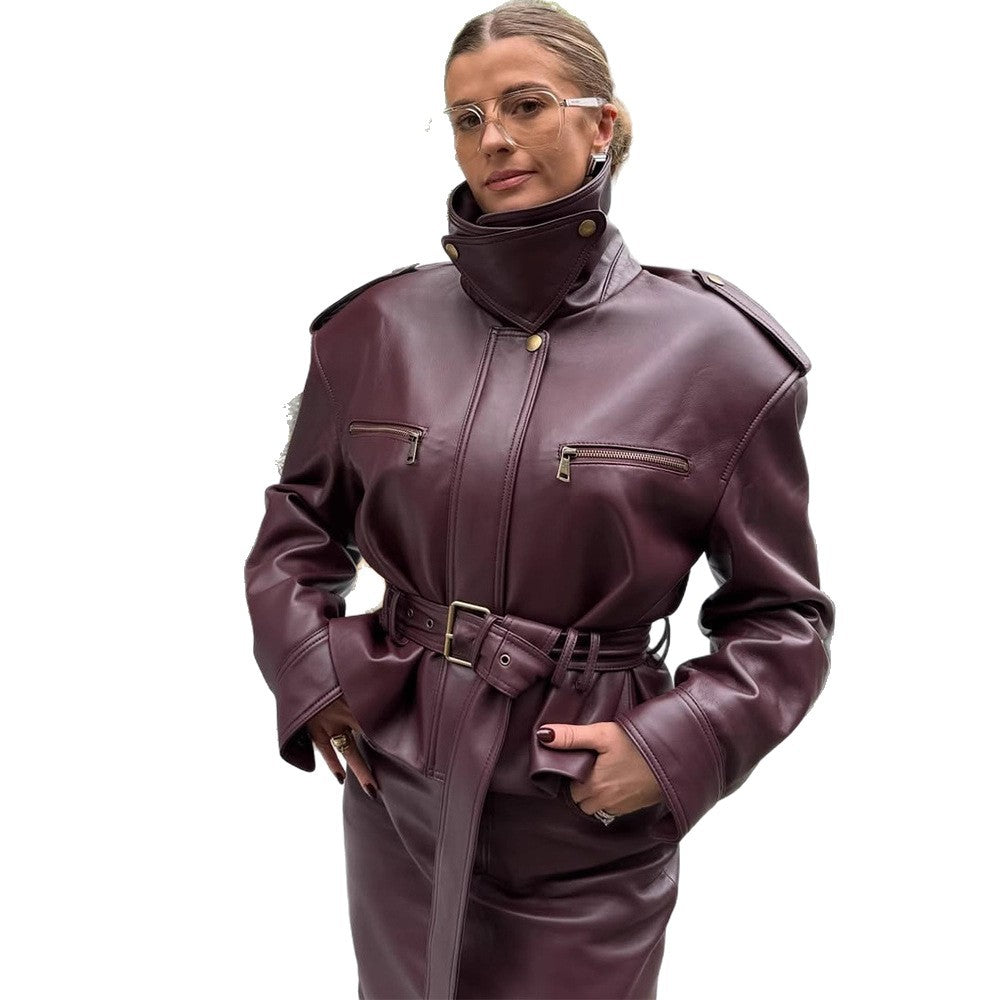 Damen Kurzjacke aus Kunstleder mit hohem Stehkragen, tailliertem Bindegürtel und markanten Schulterpolstern Shop Nory