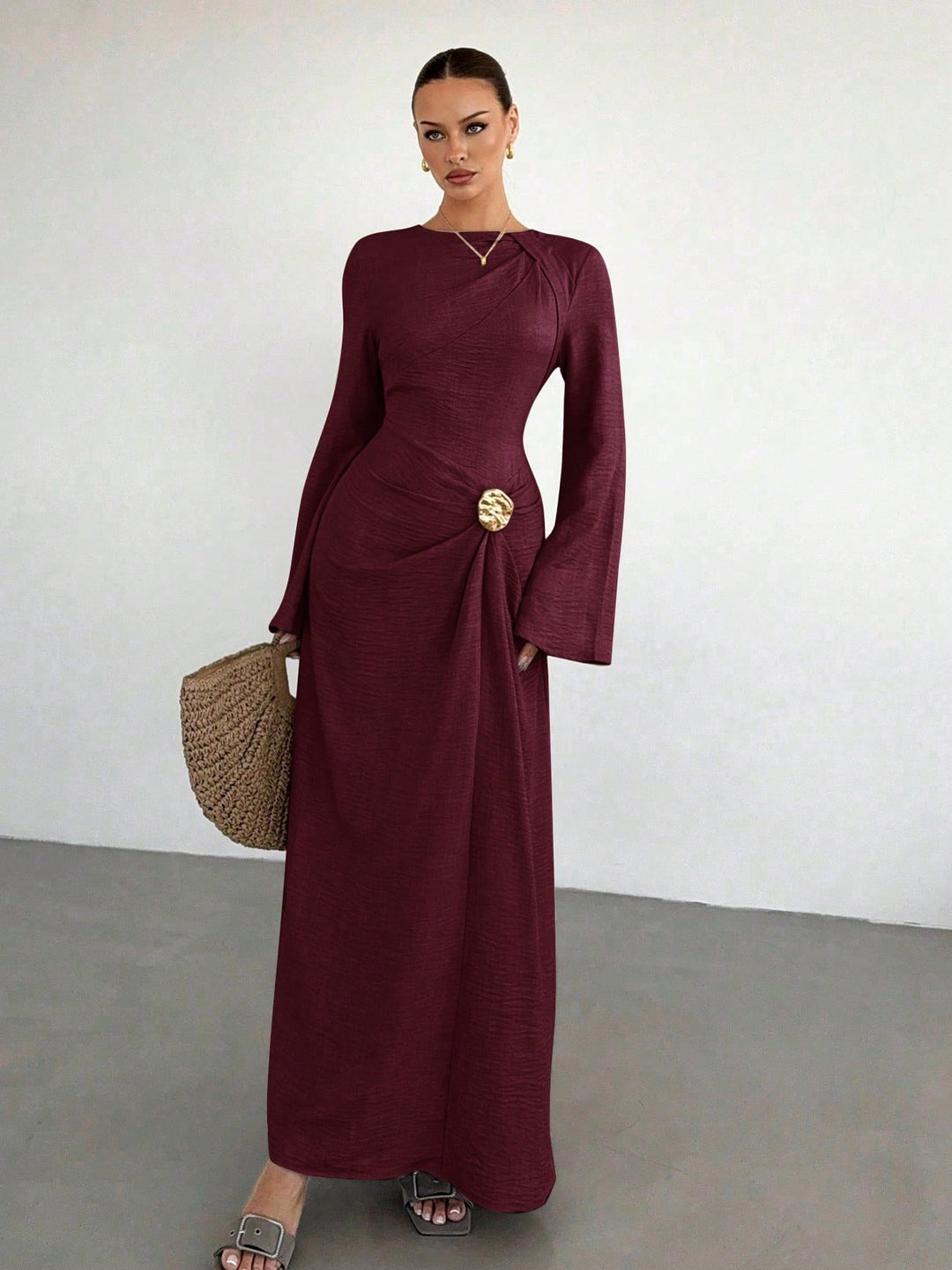 Damen Maxikleid mit Drapierter Taille, langen Glockenärmeln und Zierbrosche Shop Nory