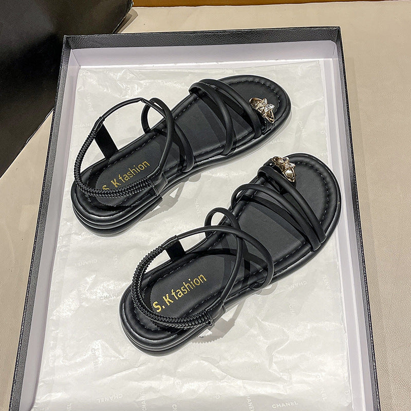 Damen Flache Riemchensandalen mit Zehensteg, elastischem Fersenriemen und Schmuckapplikation Shop Nory
