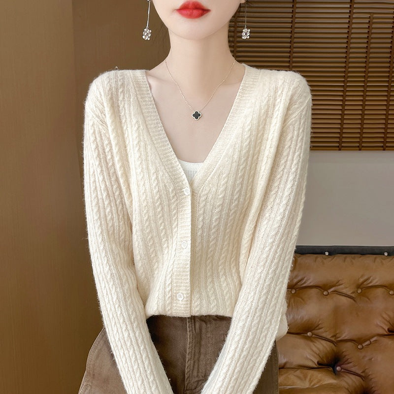 Damen Kurzgeschnittener Feinstrick-Cardigan mit V‑Ausschnitt, feiner Rippenstruktur und Perlmuttknöpfen Shop Nory