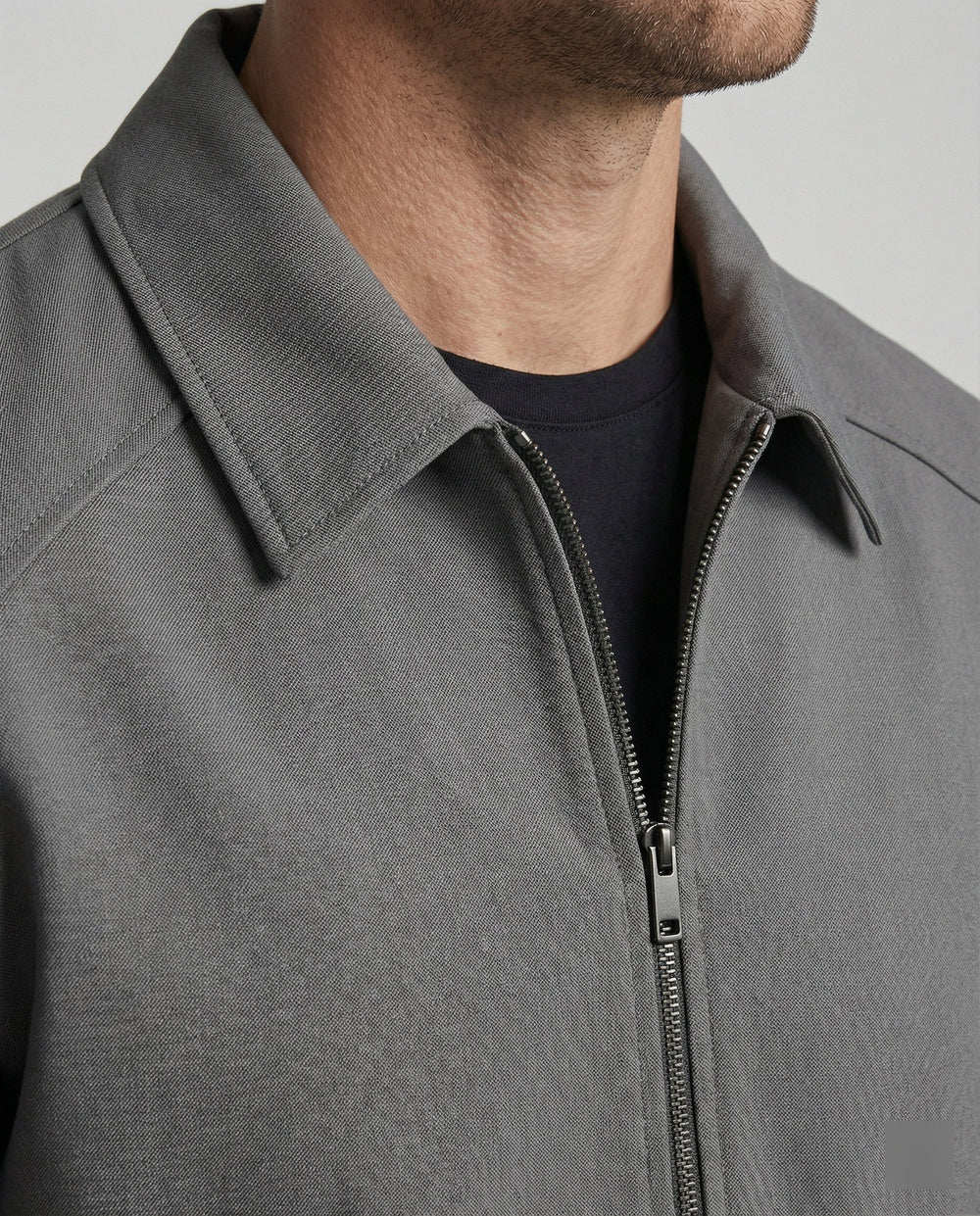 Herren kurze minimalistische Reißverschlussjacke mit Hemdkragen und kastiger Silhouette