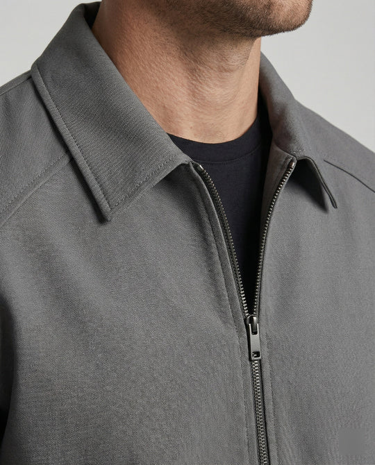 Herren kurze minimalistische Reißverschlussjacke mit Hemdkragen und kastiger Silhouette