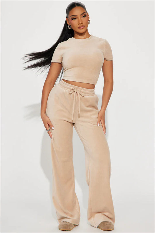 Damen Velours-Hausanzug mit bauchfreiem Shirt und weit geschnittener taillenhoher Jogginghose Shop Nory