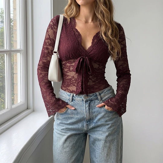 Damen Figurbetontes Spitzen-Longsleeve mit V‑Ausschnitt, Bindebandfront und Trompetenärmeln Shop Nory