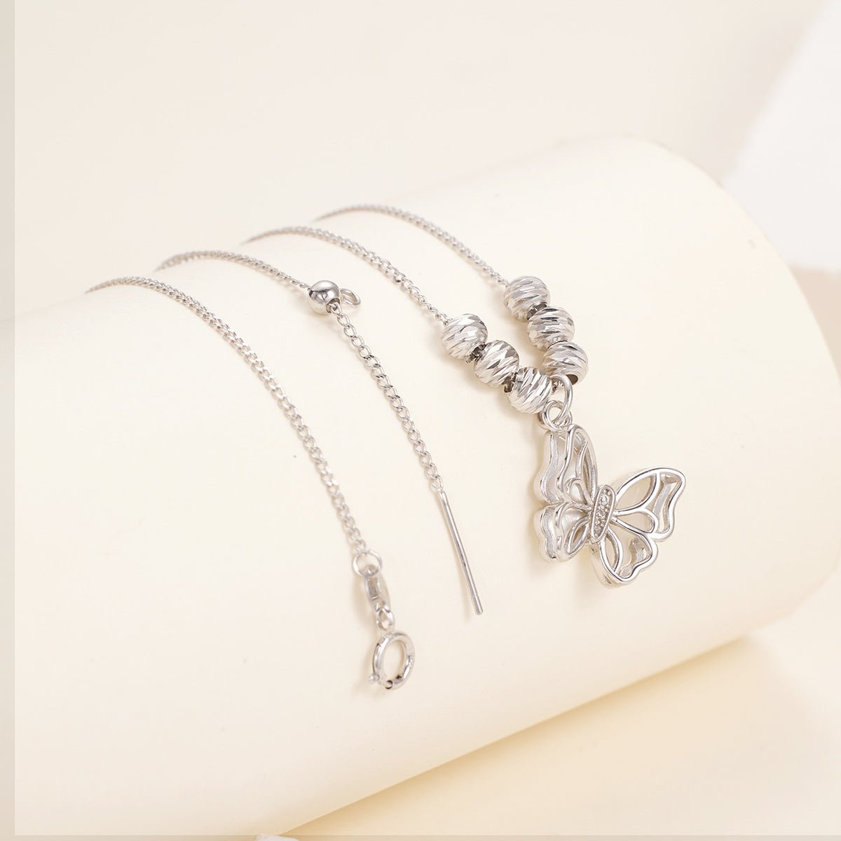 Damen Halskette mit filigranem Schmetterlingsanhänger und eleganten Perlenakzenten Shop Nory