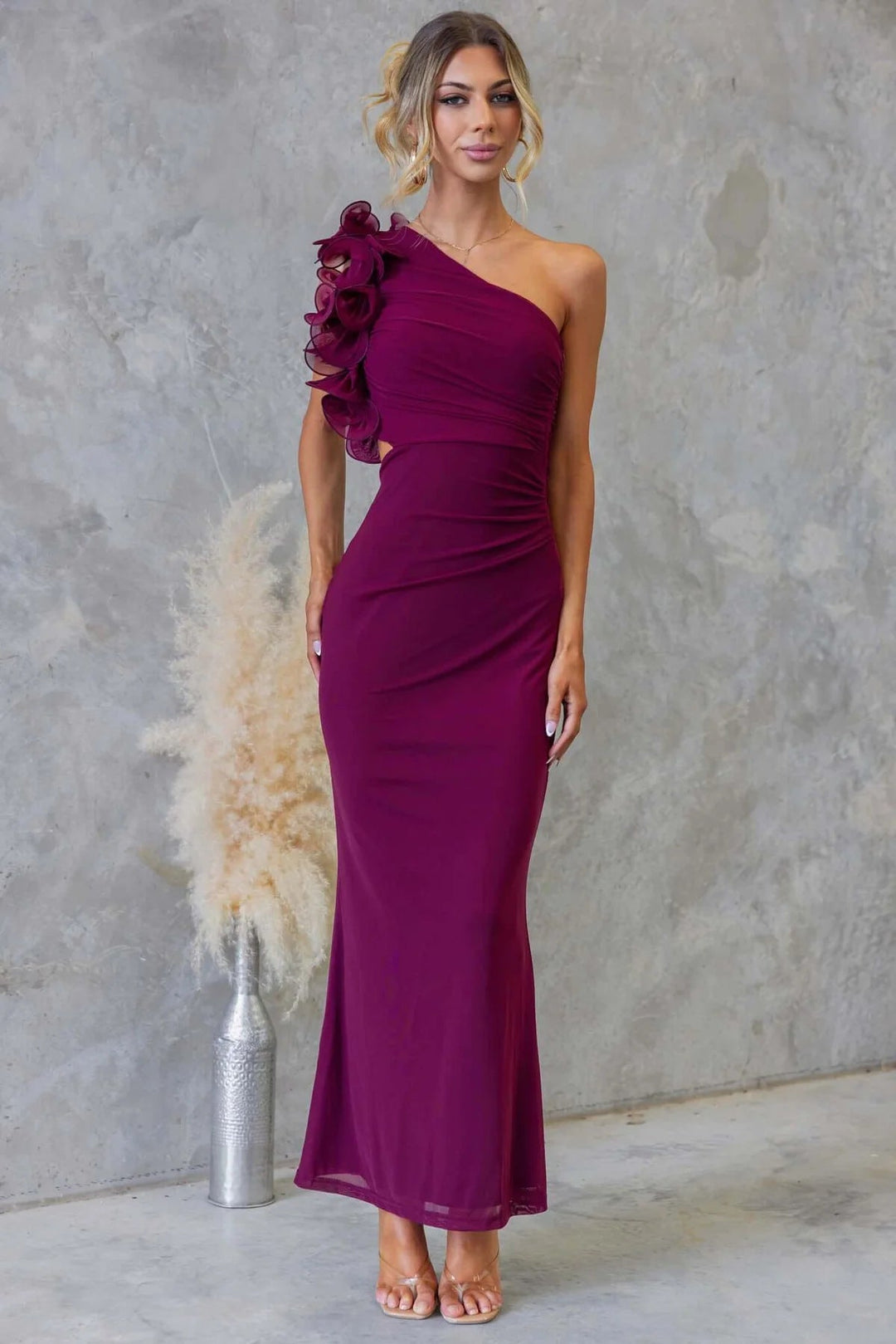 Damen Elegantes Rüschen-Maxikleid mit einem schulterfreien Design und figurbetontem Schnitt