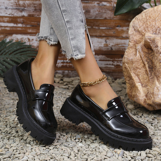 Damen modische Slip-On Loafers mit robustem Profil und glänzendem Finish Shopnory