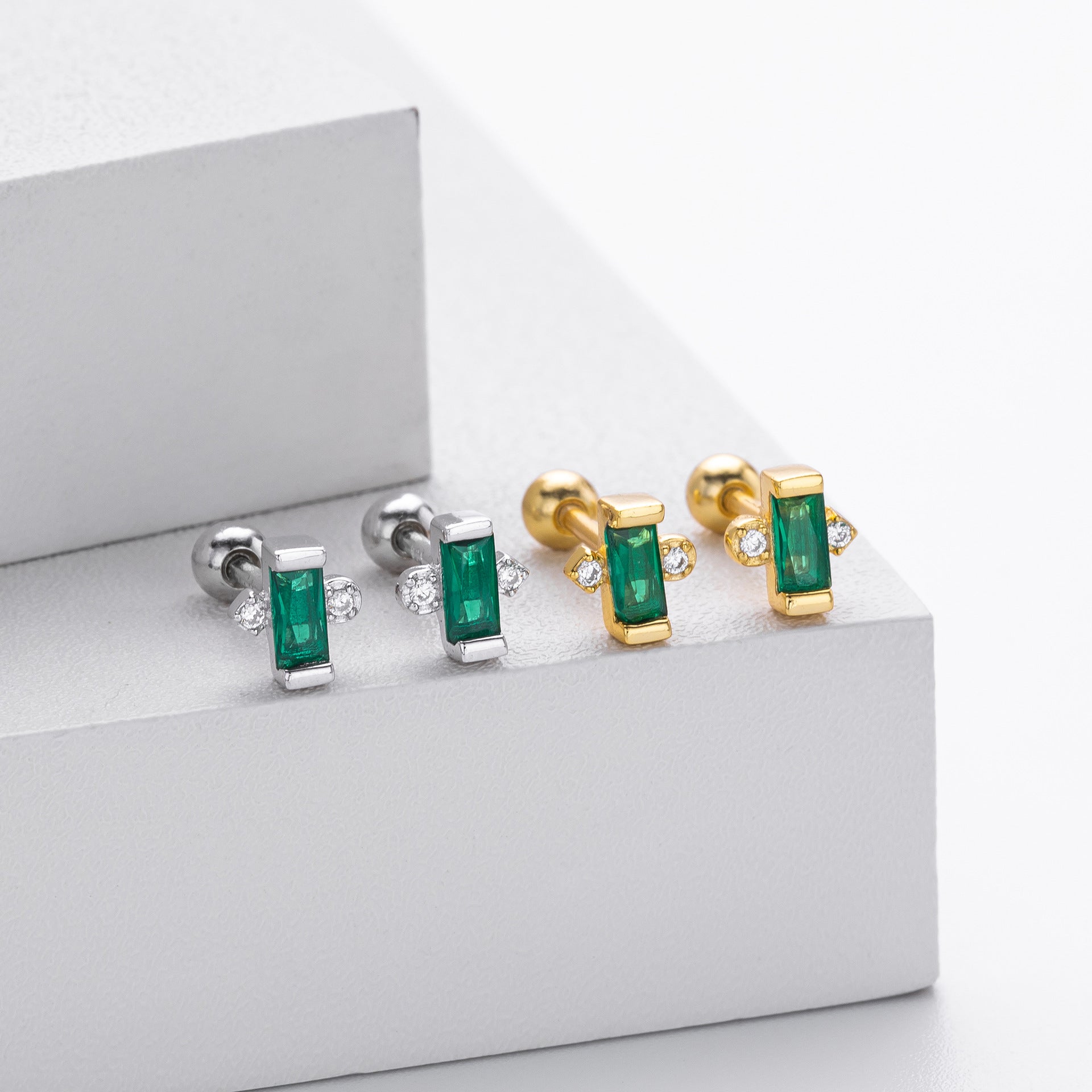 Damen Ohrstecker mit funkelnden Zirkon-Akzenten und grünem Edelstein Shop Nory