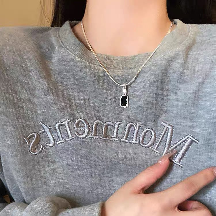 Damen Halskette mit hochwertigem, filigranem Anhänger aus schwarz gefärbtem Stein Shop Nory