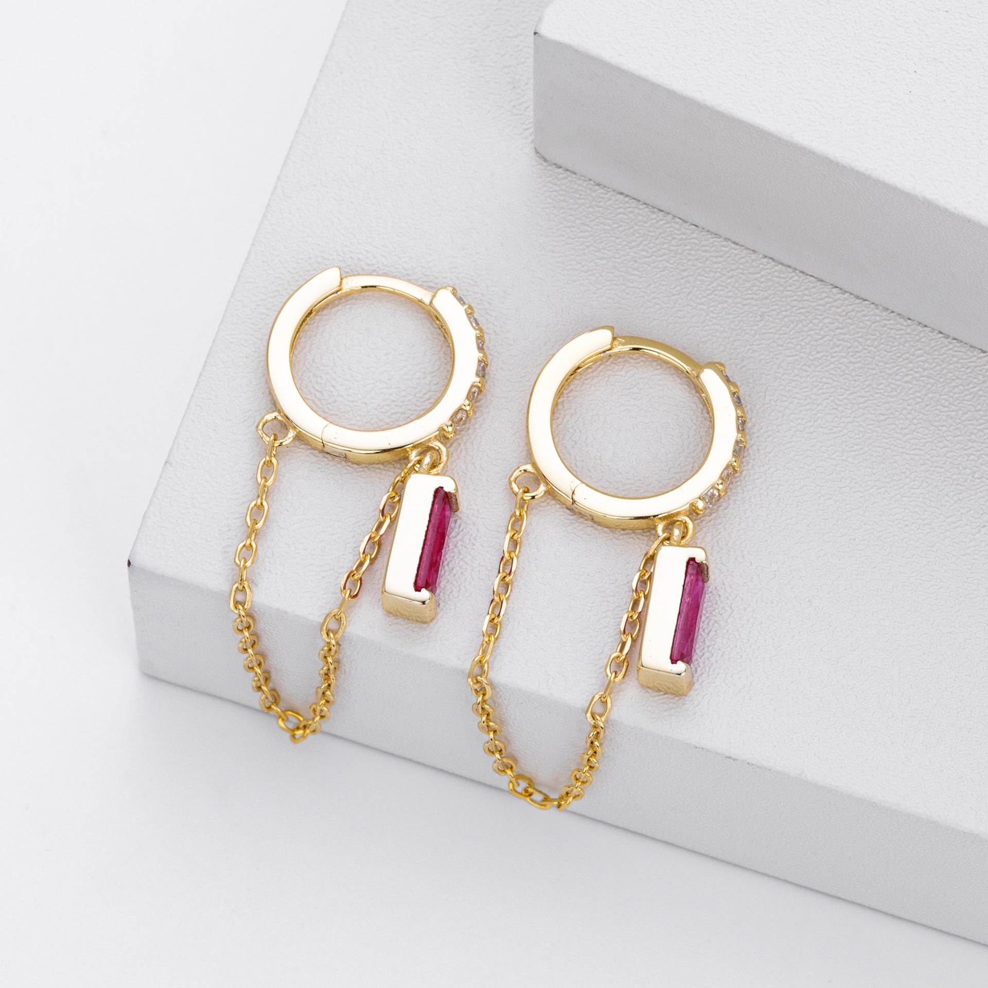 Damen Ohrhänger mit eleganten blauen Zirkonsteinen und feinen Kettendetails Shop Nory