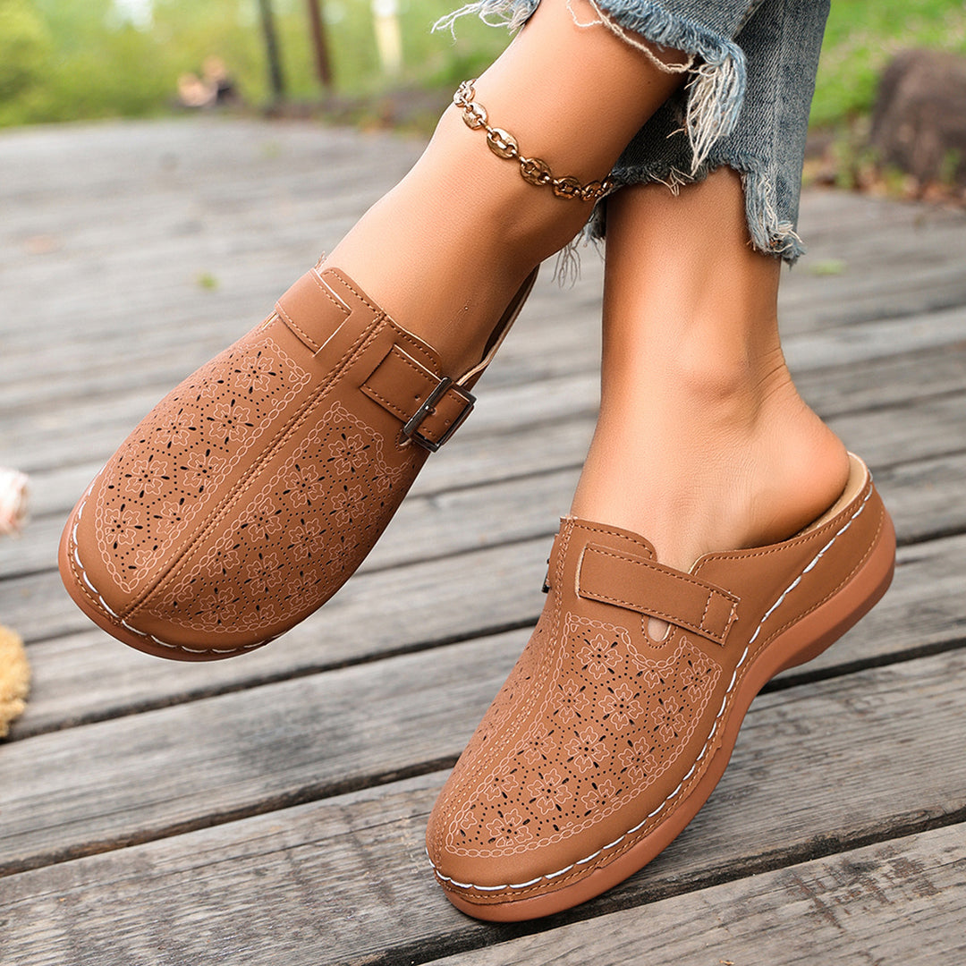 Damen Komfort-Mule mit verstellbarem Schnallenriemen und ornamentaler Lochprägung Shop Nory