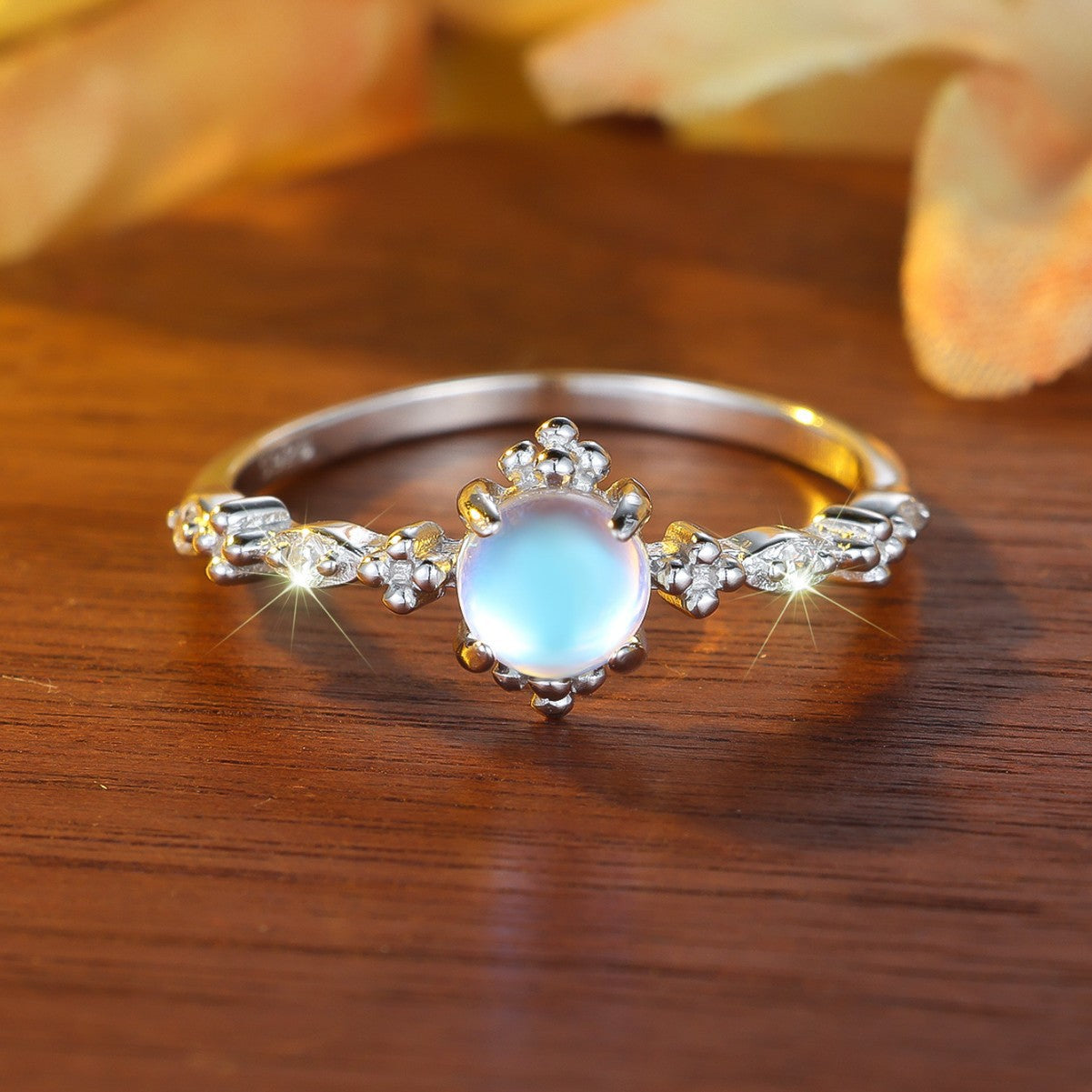Damen Ring mit schimmerndem Mondstein und kunstvollen Zirkonia-Verzierungen Shop Nory