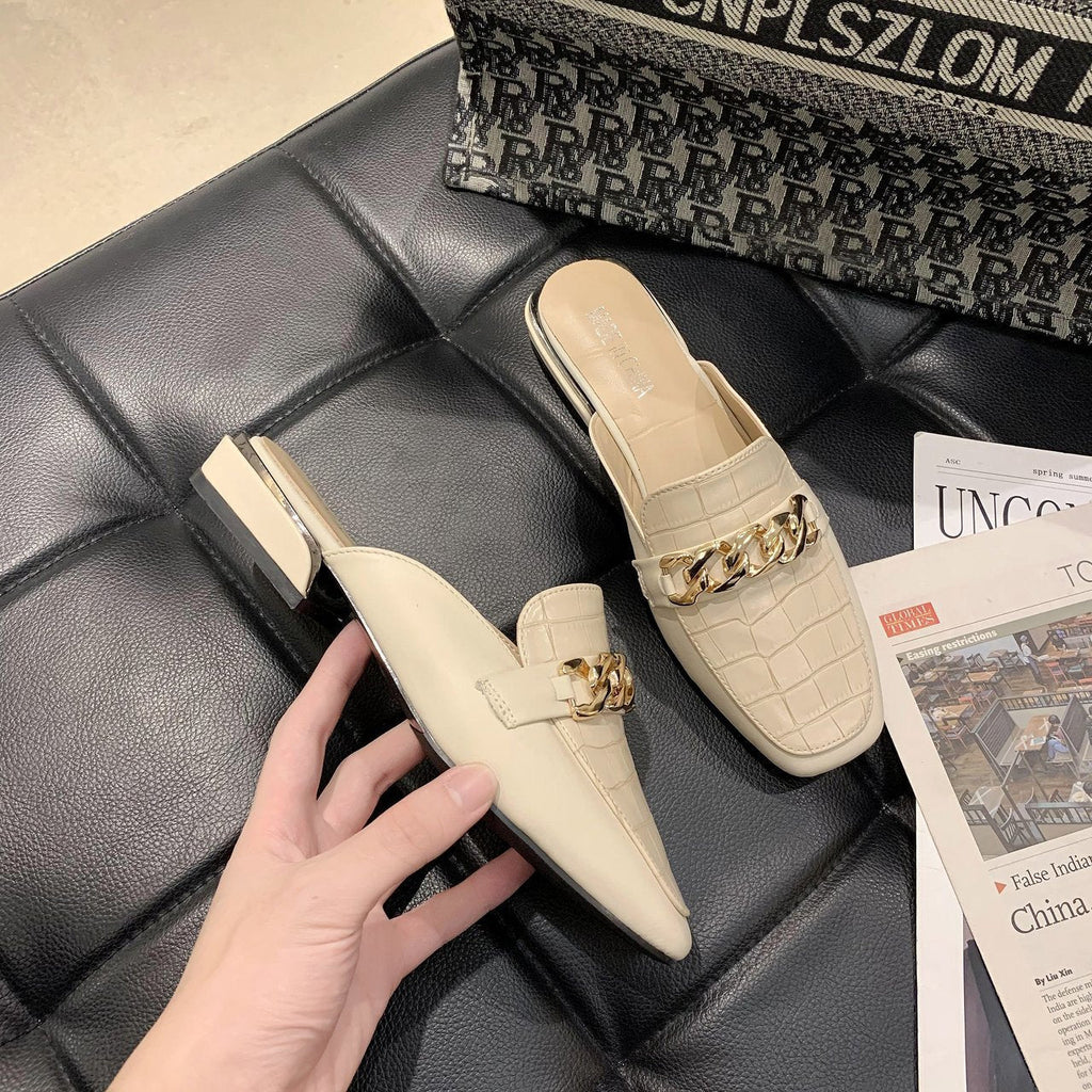Damen Mules mit hochwertiger Kroko-Prägung und modischer Kettenapplikation