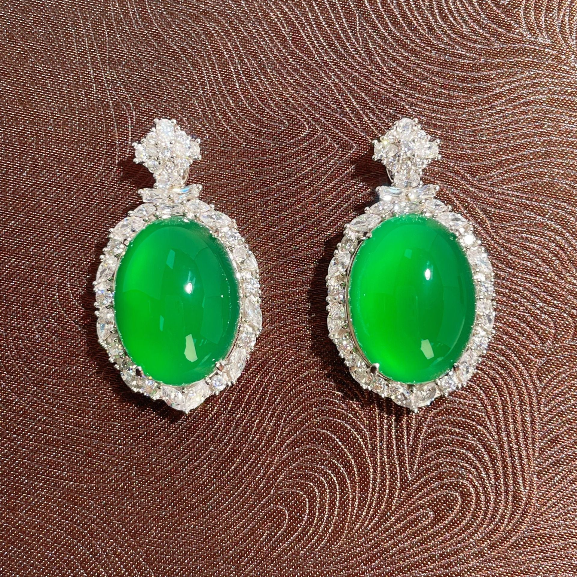 Damen Anhänger aus grünem Jade mit funkelnden Zirkonia Shop Nory