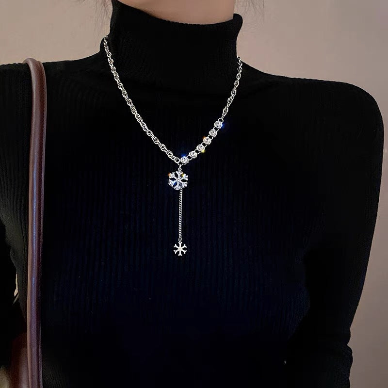 Damen Halskette mit funkelndem Schneeflockenanhänger und eleganten Kristallakzenten Shop Nory