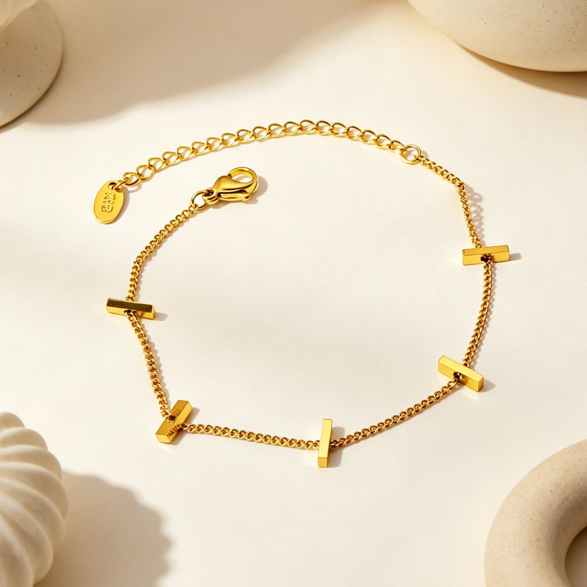 Damen stilvolles Armband aus hochwertigem Edelstahl mit goldenem Kreuzdesign Shop Nory