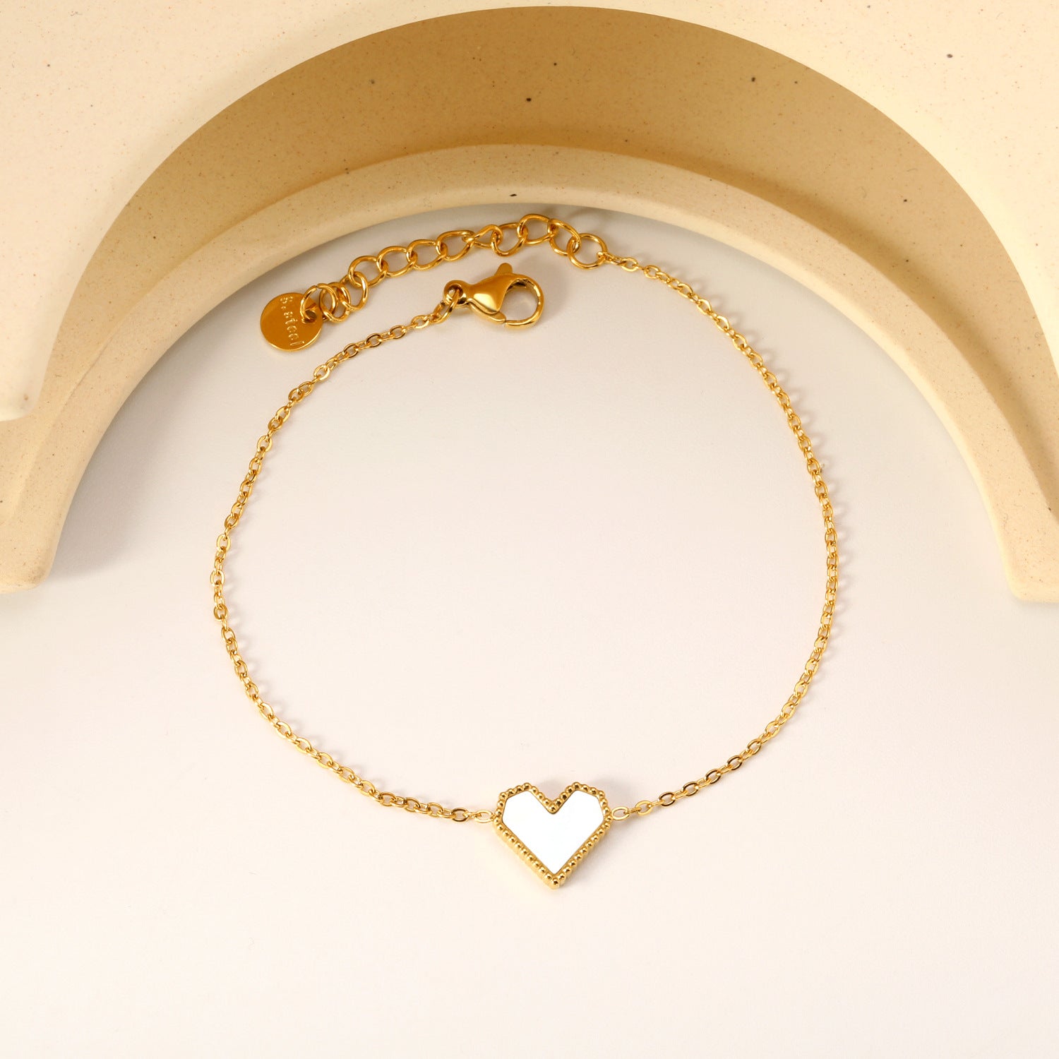 Damen Armband mit herzförmigem Anhänger und feiner Gliederstruktur Shop Nory