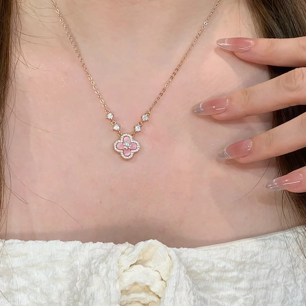 Damen Halskette mit kunstvollem Blumendesign und funkelnden Kristallen Shop Nory