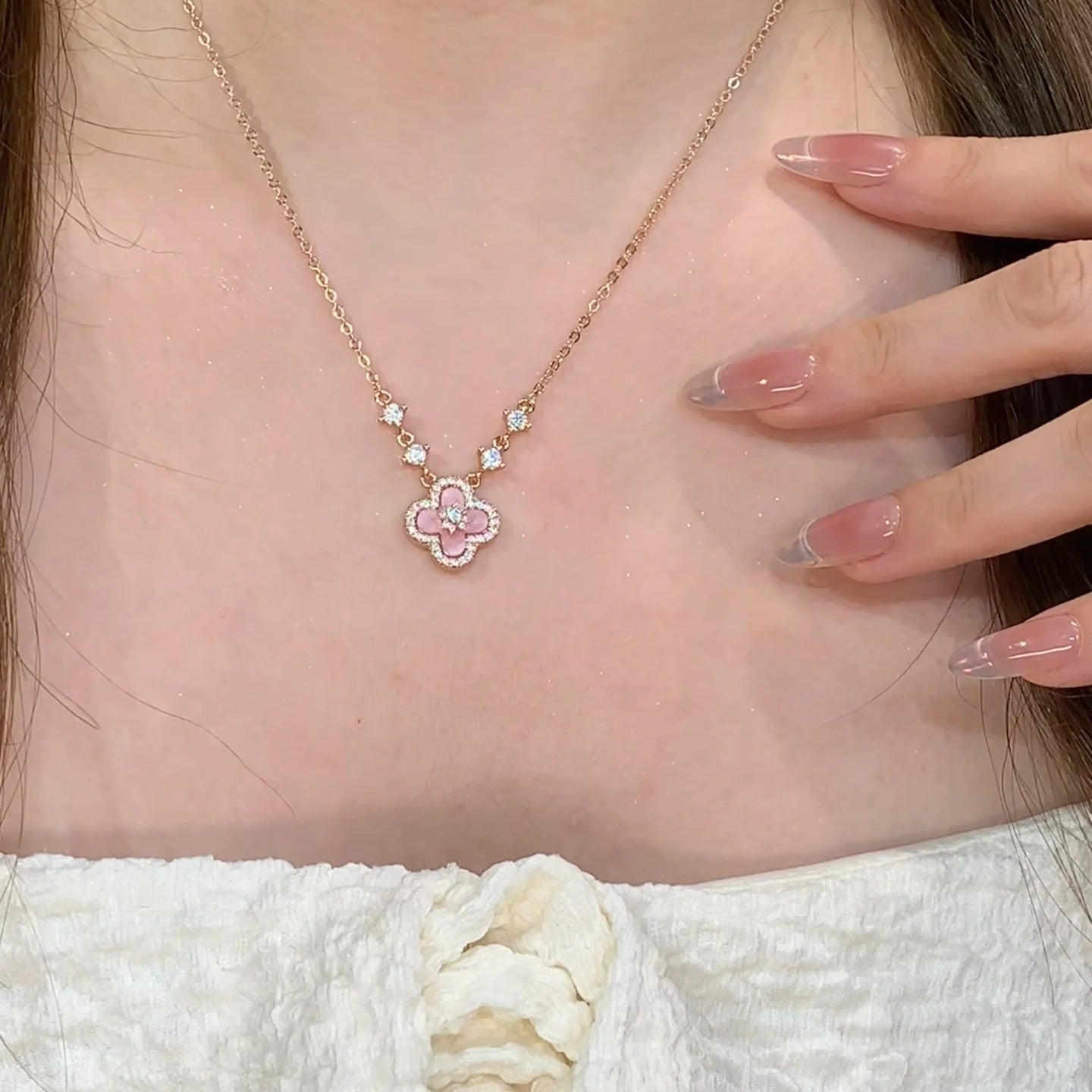 Damen Halskette mit kunstvollem Blumendesign und funkelnden Kristallen Shop Nory