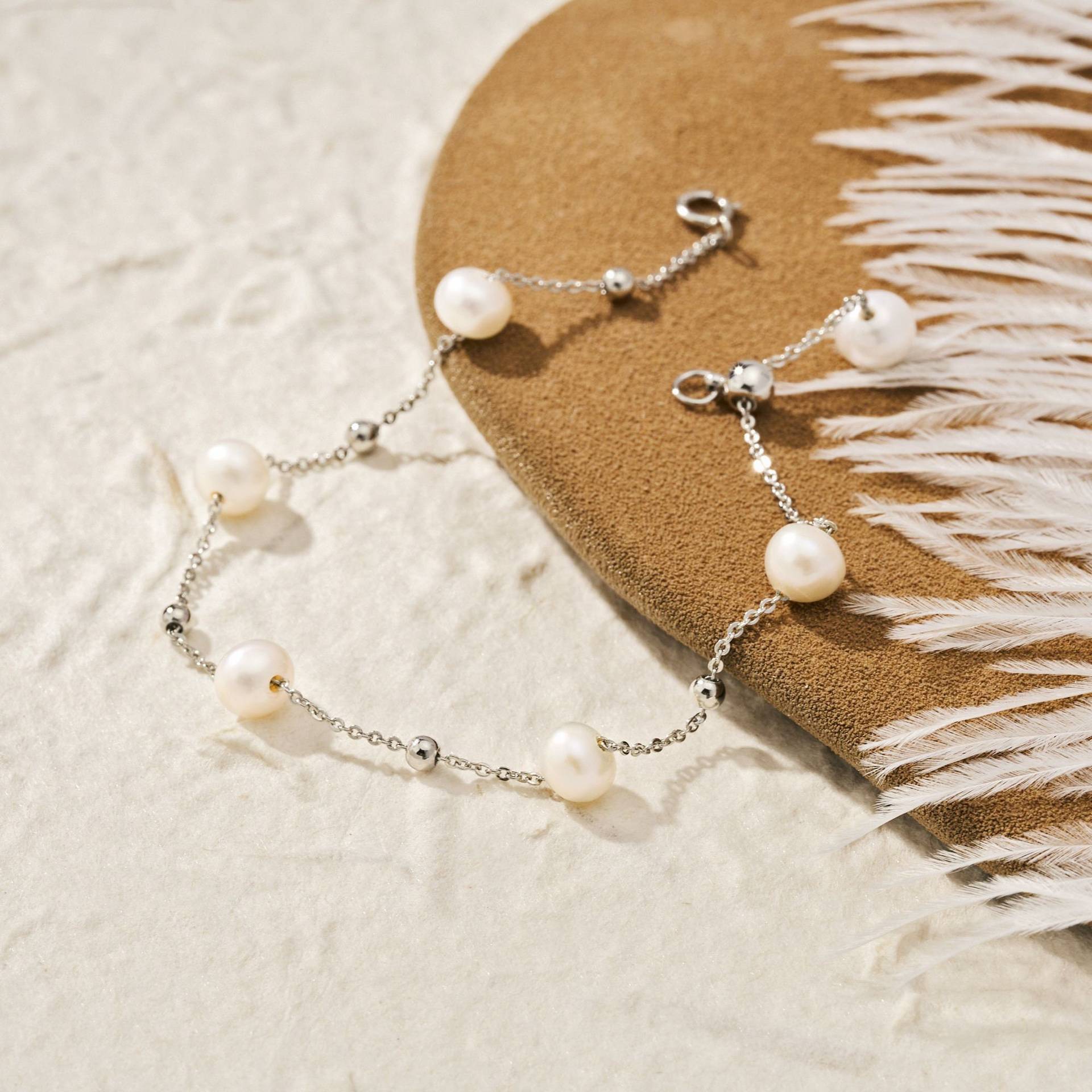 Damen filigranes Armband mit Perlen und silbernen Akzenten Shop Nory