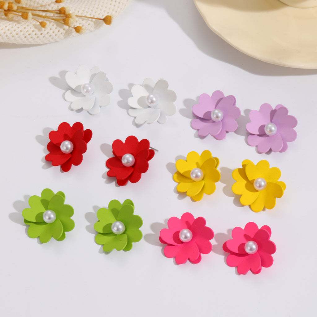 Damen Ohrstecker mit lebendigem Blumendesign und stylishen Perlenakzenten Shop Nory