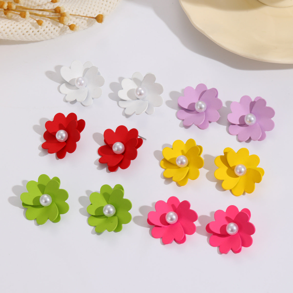 Damen Ohrstecker mit lebendigem Blumendesign und stylishen Perlenakzenten Shop Nory