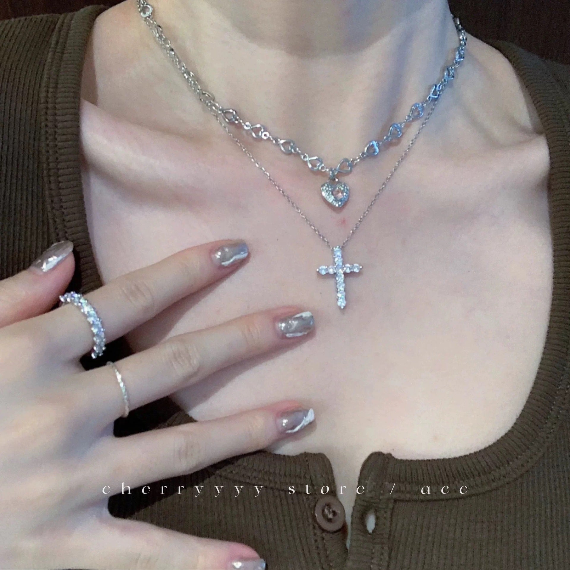 Damen Halskette mit herzförmigem Anhänger und filigranem Gliederdesign Shop Nory