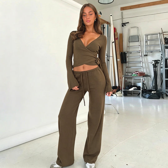 Damen nan Wickel-Cropped-Top mit tiefem V‑Ausschnitt, taillierter Wickelform und langen Glockenärmeln Shop Nory