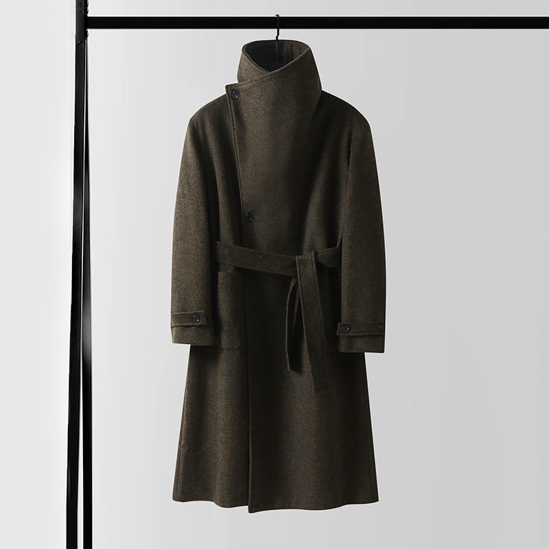 Herren Maxilanger Wollmantel mit hohem Stehkragen, asymmetrischer Knopfleiste und Bindegürtel Shop Nory