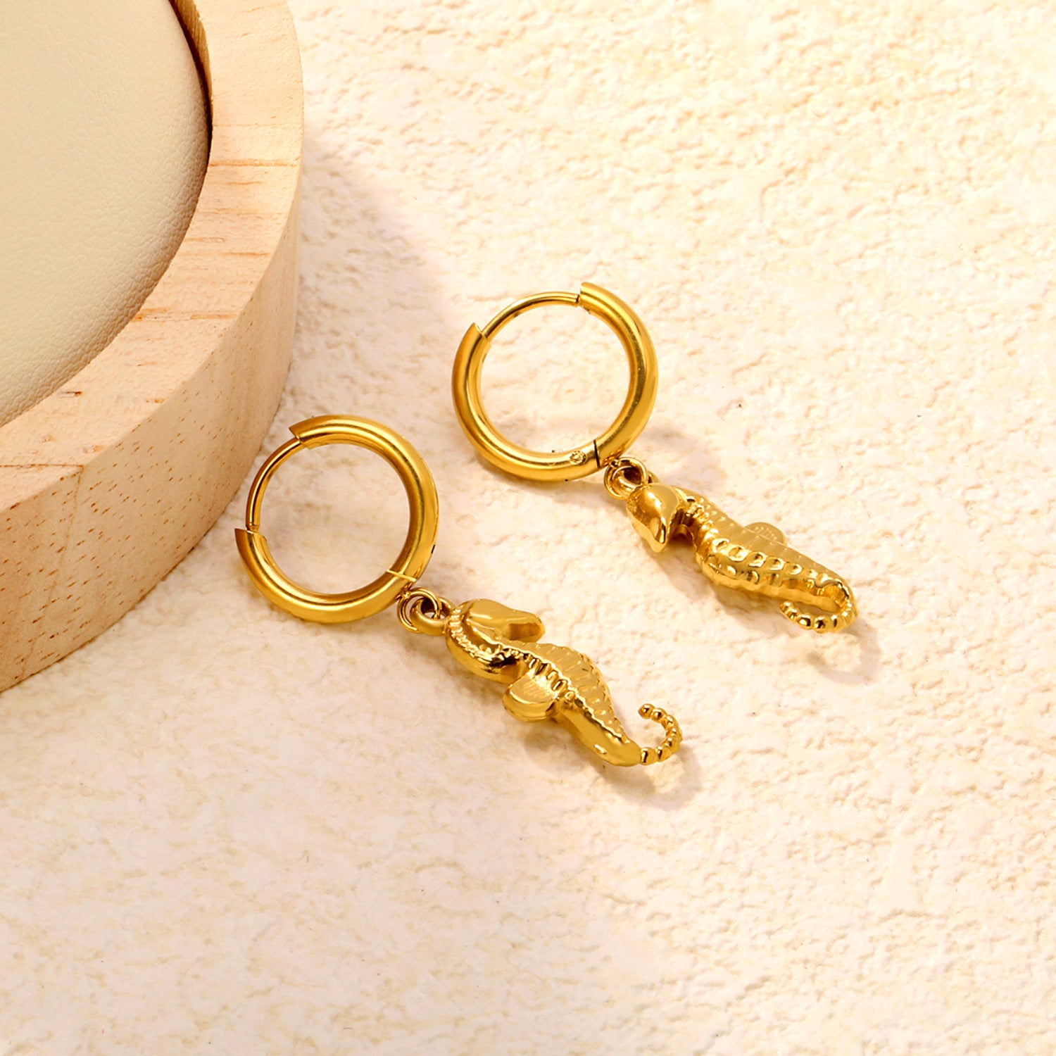 Damen Hängende Ohrringe mit Seepferdchen-Anhängern und glänzender goldfarbener Oberfläche Shop Nory