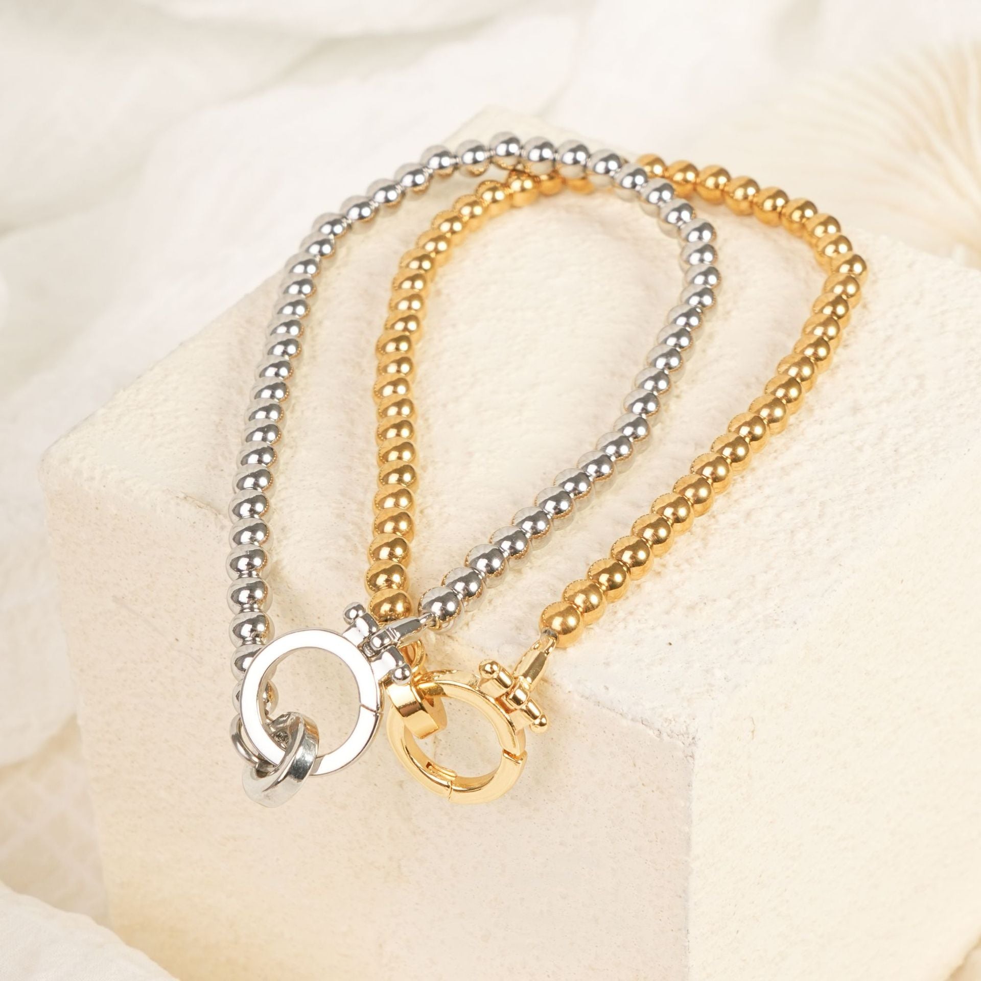 Damenarmband mit glänzenden Kugeln Shop Nory