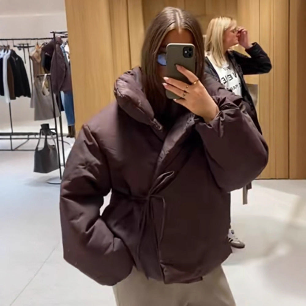 Damen Kurze wattierte Oversize-Pufferjacke mit Kapuze und Bindegürtel Shop Nory