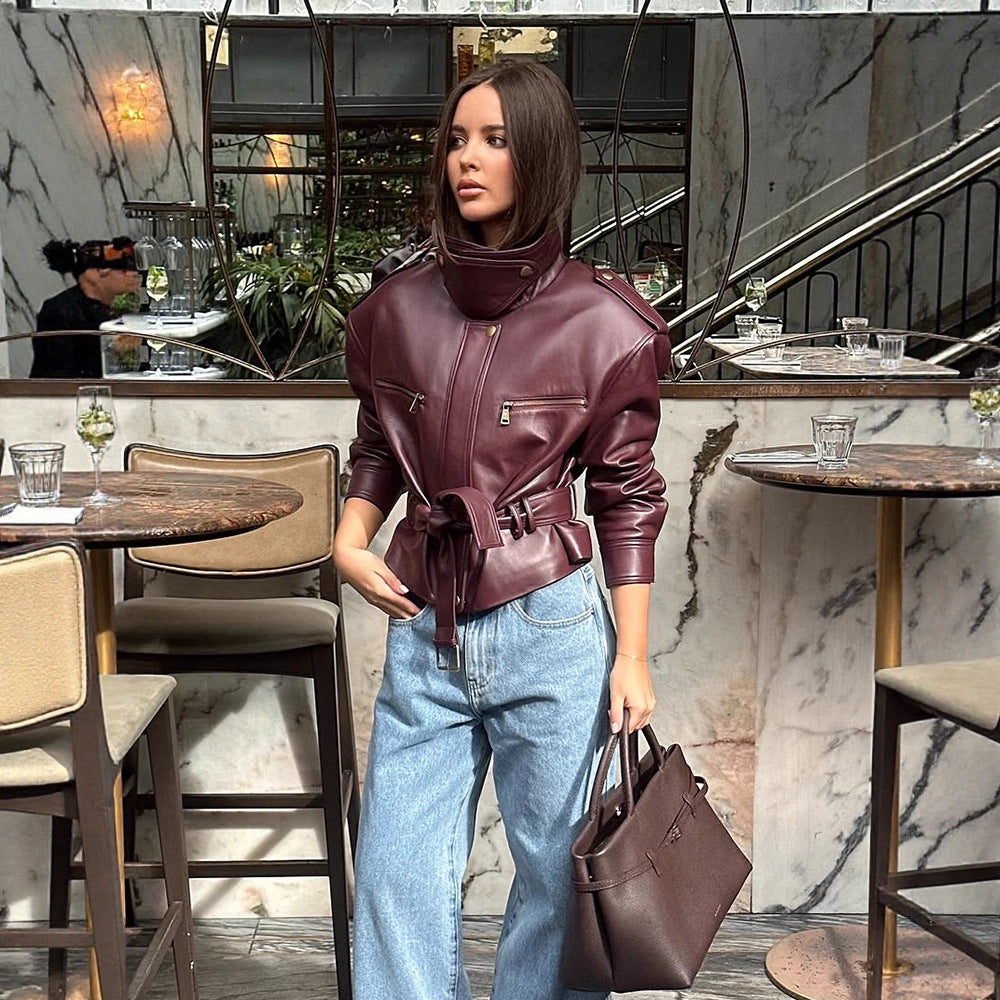 Damen Kurzjacke aus Kunstleder mit hohem Stehkragen, tailliertem Bindegürtel und markanten Schulterpolstern Shop Nory
