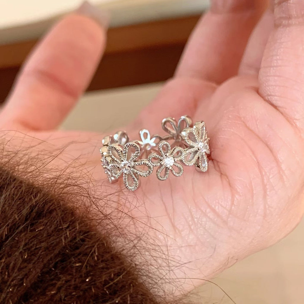 Damenring mit kunstvollem Blumenmuster und funkelnden Zirkonia Shop Nory