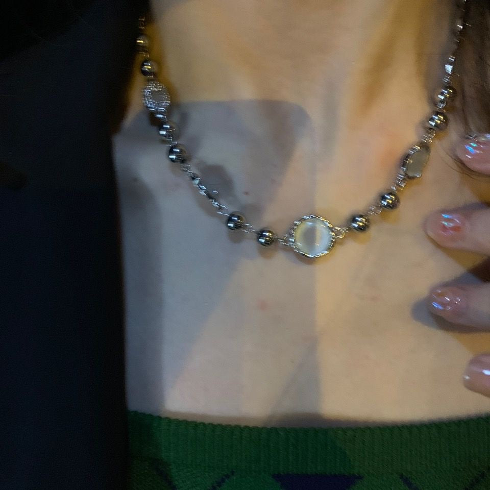 Damen Halskette mit funkelnden Perlen und eleganten Anhängern Shop Nory