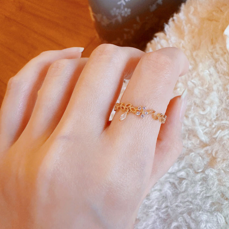 Damenring mit floralem Design und funkelnden Akzenten Shop Nory