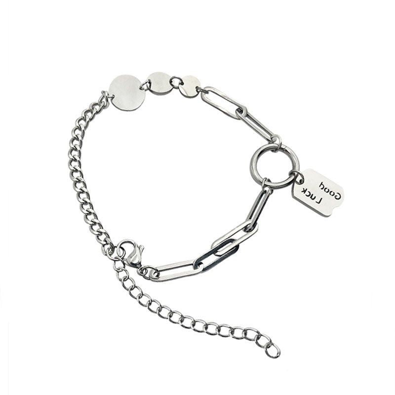 Damen Armband mit modernem Anhänger und künstlerischen Designelementen Shop Nory
