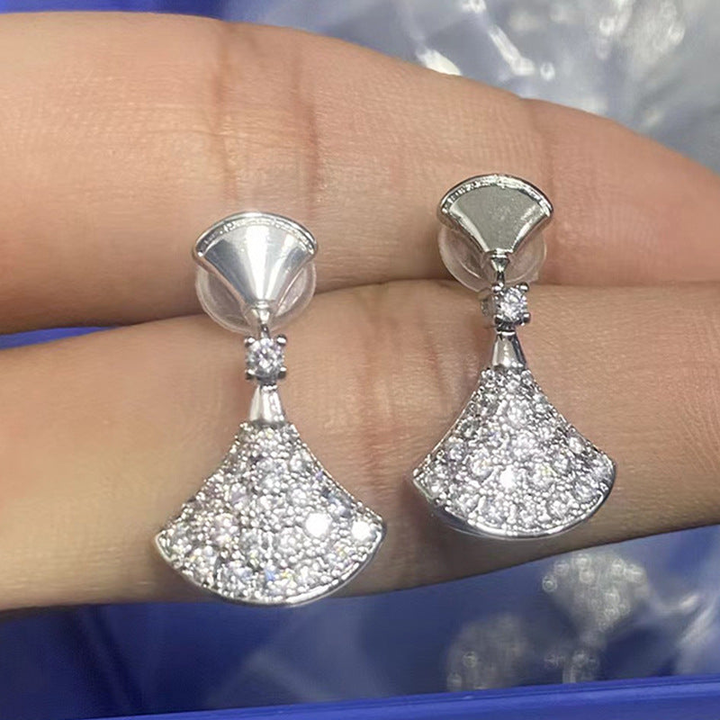 Damen Ohrringe mit funkelndem Fächerdesign und hochwertiger Zirkonia-Besetzung Shop Nory