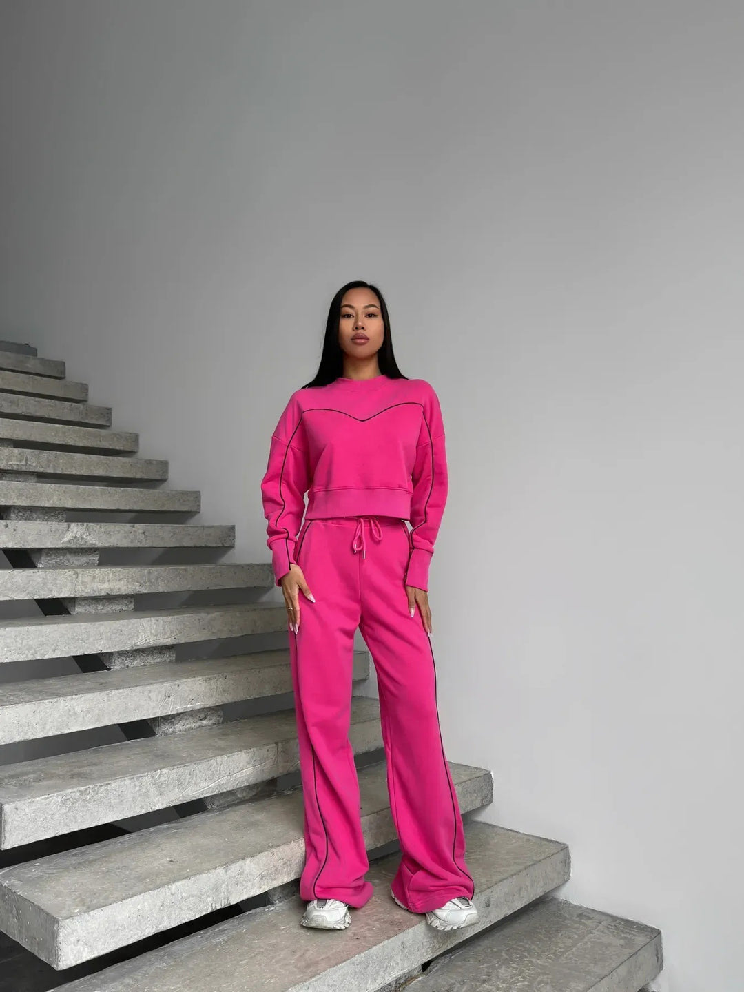 Damen kurzes Oversize-Sweatshirt mit Kordelzug-Jogginghose und Kontrastnähten Shop Nory